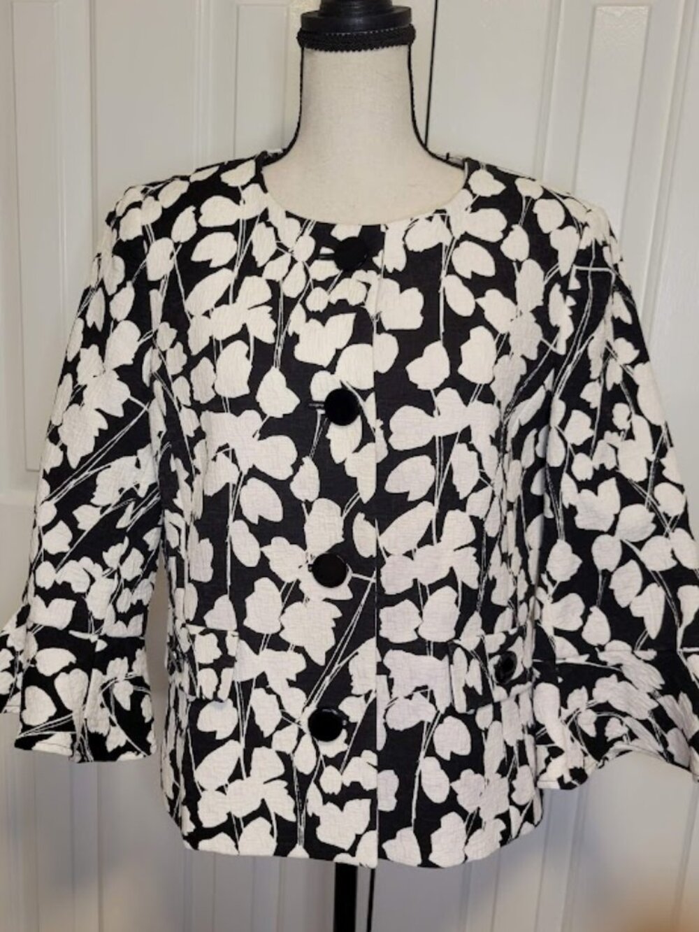 Karl Lagerfeld Paris Black White Floral Textured Jacket Bell Sleeve Size 8
